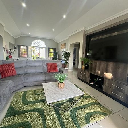 Villa Caylee Caribbean Estates - Ultra-Luxurious - Rimas Interiors Designs - Private Beachfront Escape - Premium Serviced For 8 Guests พอร์ตเอ็ดเวิร์ด ภายนอก รูปภาพ