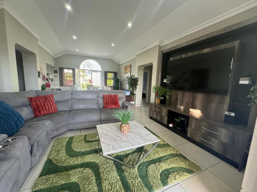 Villa Caylee Caribbean Estates - Ultra-Luxurious - Rimas Interiors Designs - Private Beachfront Escape - Premium Serviced For 8 Guests พอร์ตเอ็ดเวิร์ด ภายนอก รูปภาพ